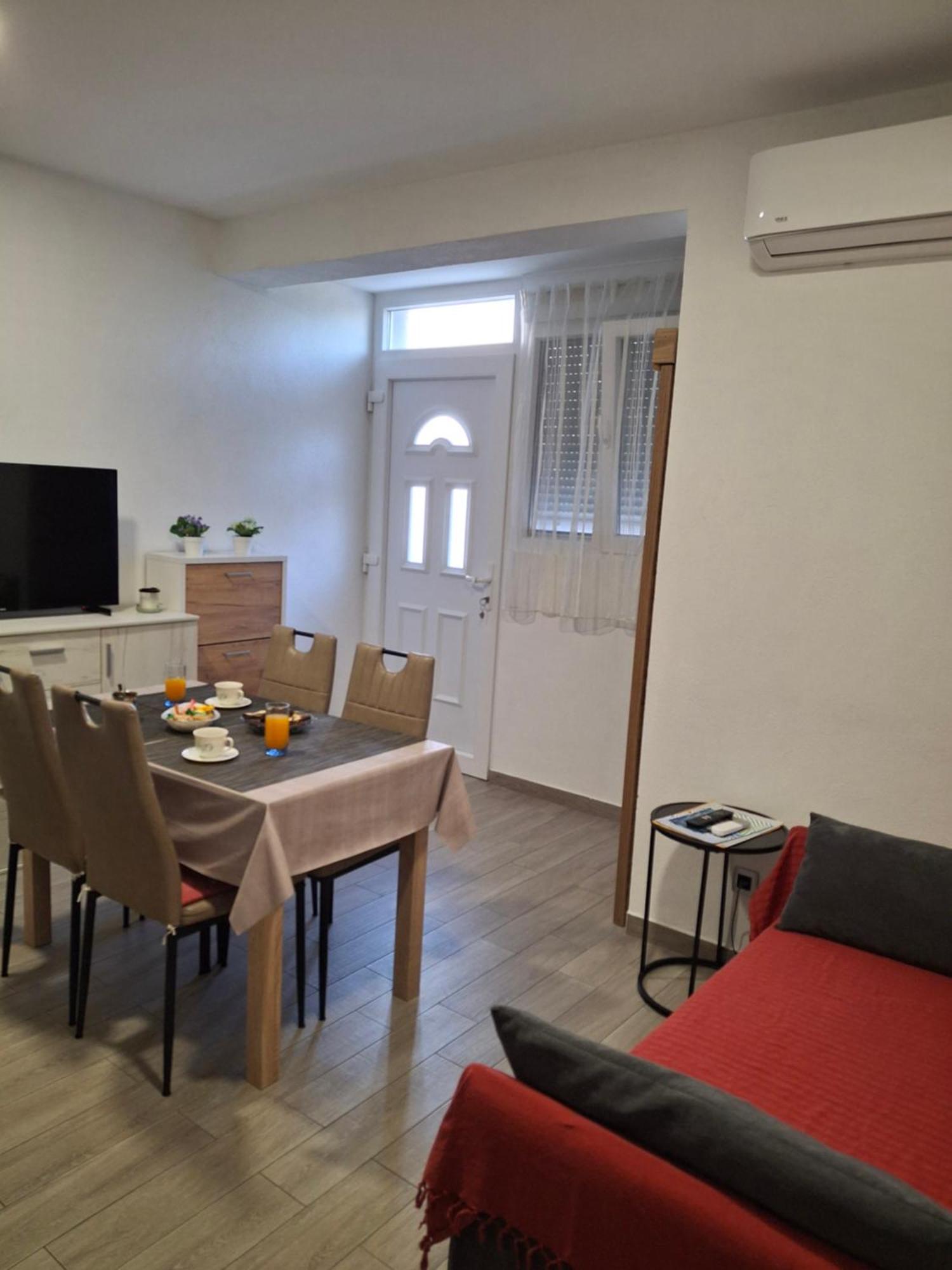 Apartment Neva Split With Free Private Parking Space Exterior photo